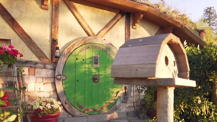 בקתת הוביטים בצפון מערב ארה"ב