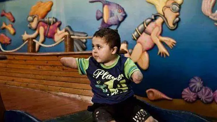 התעמולה הפלסטינאית מציגה: עלילות דם על גבו של פעוט