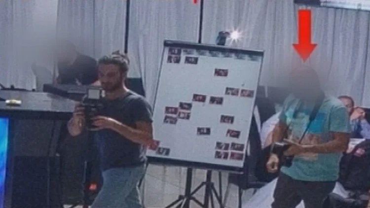 תיעוד של צלם גונב עדשה מצלם אחר בזמן אירוע