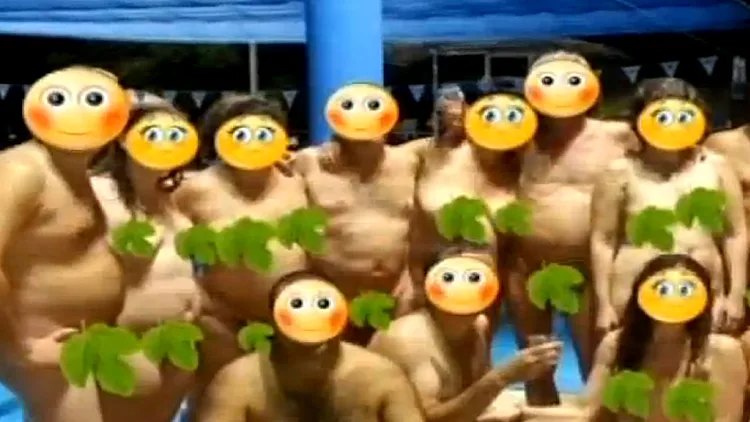 ההצגה חמוץ מול קהל עירום