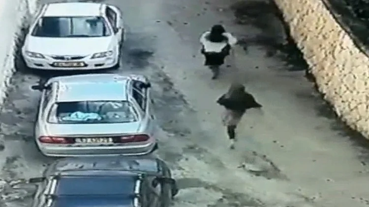 נערות ירושלמיות הבריחו מיידי אבנים בצינור לילה