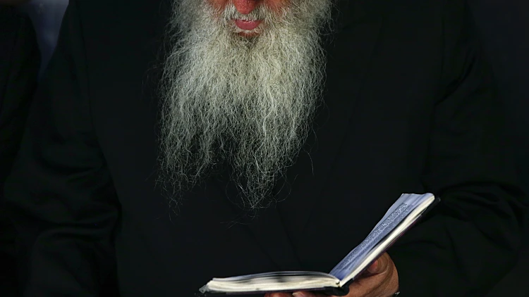 רבי מתפלל בקברו של הרבי מלובביץ' בניו יורק