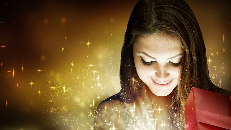 נערה פותחת קופסא וממנה יוצא אור