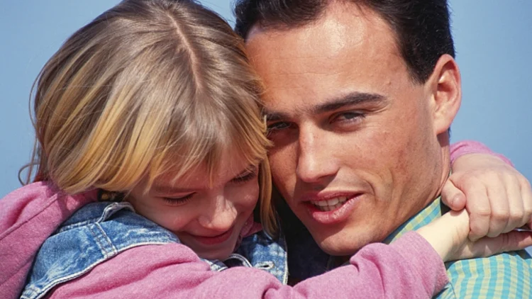 אבא ובת מחובקים