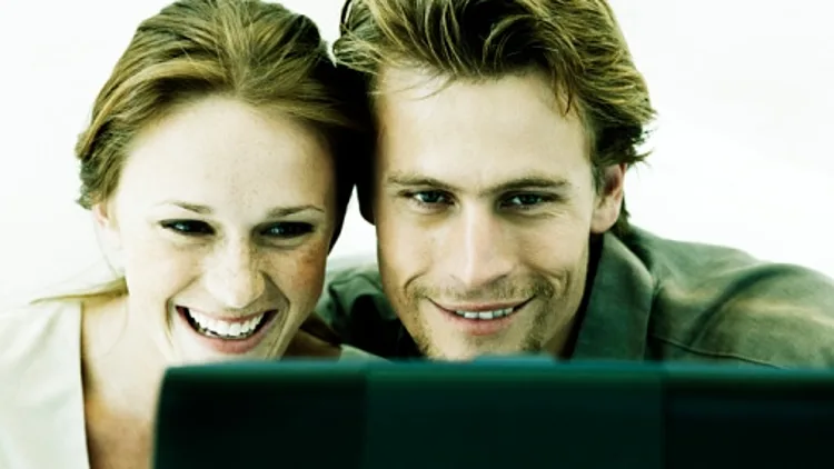 זוג צופה במחשב