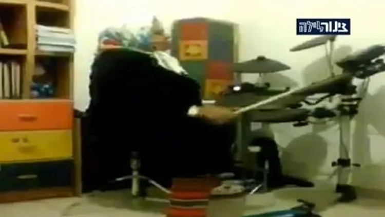 סבתא מרוקאית שאוהבת לתופף. ציפי לבני - מאחוריך.