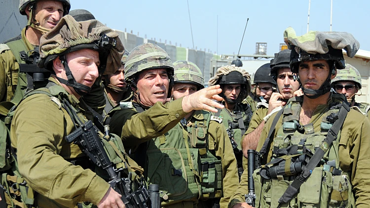 גבי אשכנזי במהלך סיור עם לוחמי גדוד 12 של חטיבת גולני בעקבות התקרית בגבול הרצועה