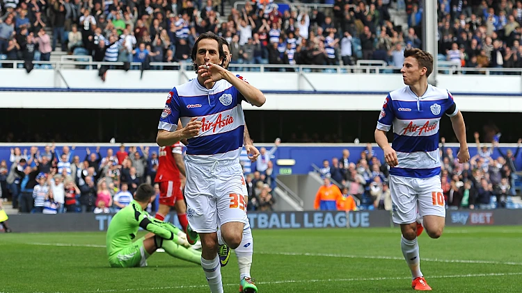 יוסי בניון חוגג שער במדי ק.פ.ר האנגלית