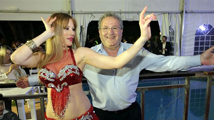 חוגגים מימונה אצל לאון אדרי