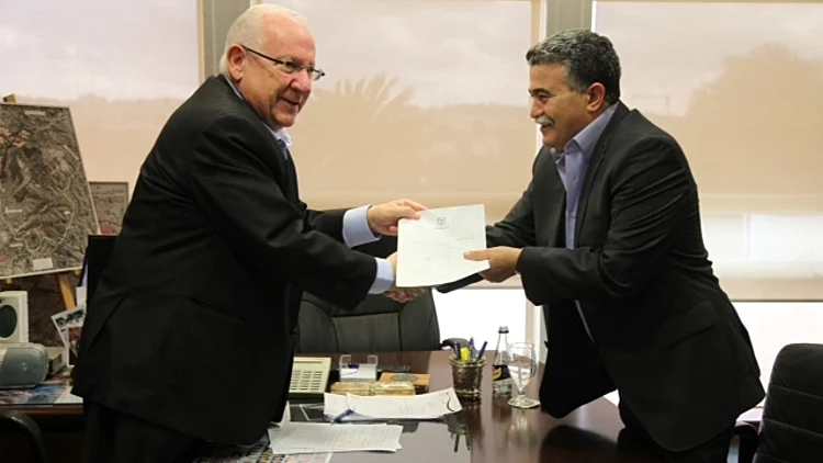 ח"כ עמיר פרץ מגיש את התפטרותו ליו"ר הכנסת ראובן ריבלין