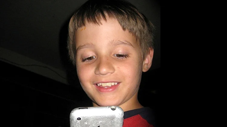 ילד משחק באייפון