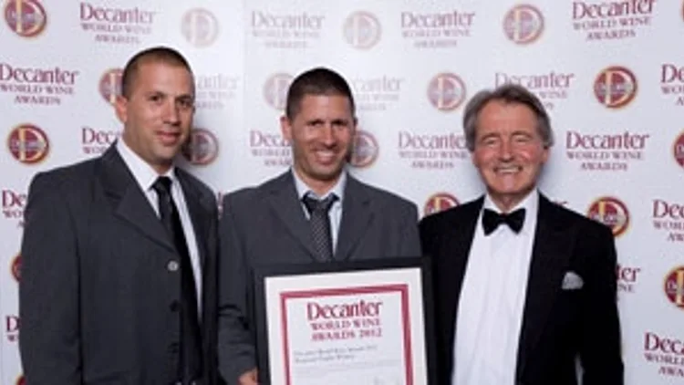 האחים יוסי ואבי רוזנברג עם הפרס ממגזין דיקנטר