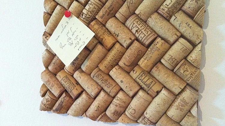 שלבים להכנת לוח שעם מפקקי יין מותאם אישית