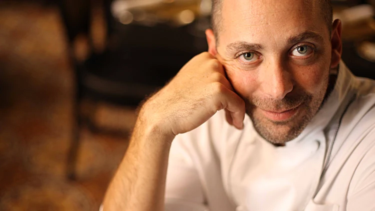 תמונה של שף ניר צוק לסדרת כתבות חנוכה בבית אמא