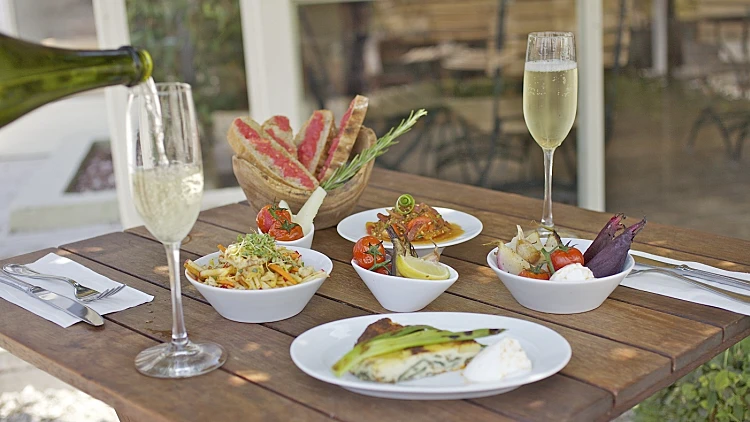 כתבה על פסטיבת טעמים בעמקים, תמונה של מנות במסעדת אדלה, תמונה עליונה בכתבה ולהפניות מתחםם עולם היין