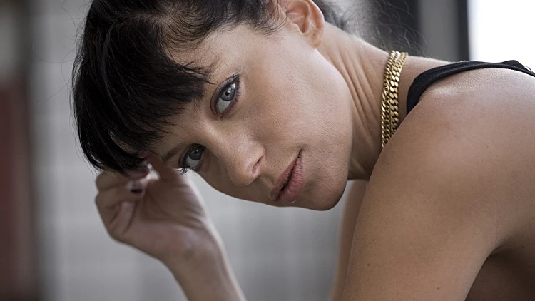 תמונה של אפרת אנזל לראיון במתחם עולם היין, תמונה ראשית ולהפניות