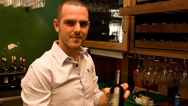 ראיון על יין למתחם עולם היין עם מנהל הבר של מסעדת ויקי כריסטינה תמונה ראשית ולהפניות