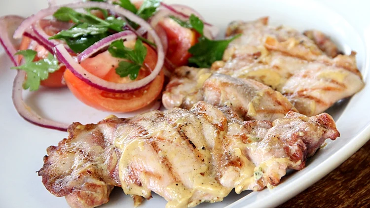 פרגית בחרדל עם סלט ירוק