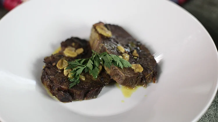 צלי בקר ברוטב שום ורוזמרין לעולם היין מונה ראשית ולהפניות