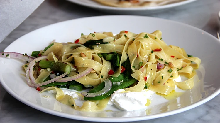 פסטה עם ירקות ירוקים על שמנת חמוצה של שף עומר מילר מתכון במתחם עולם היין תמונה ראשית והפניות