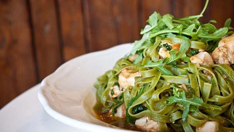 תמונה של פסטה עם עוף וצ'ילי למדור עולם היין תמונה לגלריה