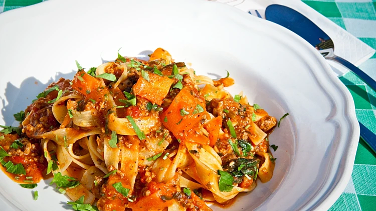 פסטה מסוג פפרדלה ברוטב בולונז טלה, צץחם עולם היין תמונה ראשית ולהפניות