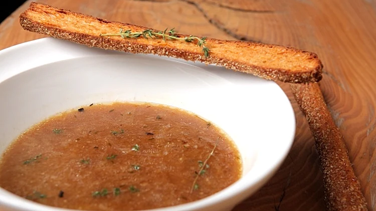 מתכון למרק בצל וכרישה, עולם היין תמונה ראשית ולהפניות