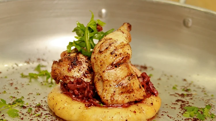 מתכון לעוף צלוי עם בצל מטוגן על פיתה ביתית