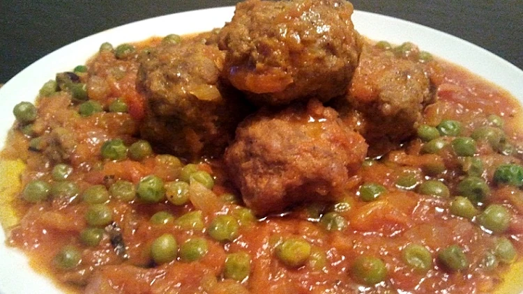 מנת קציצות ברוטב עגבניות עם אפונה ונענע מיובשת,מתחם עולם היין תמונה ראשית ולהפניות