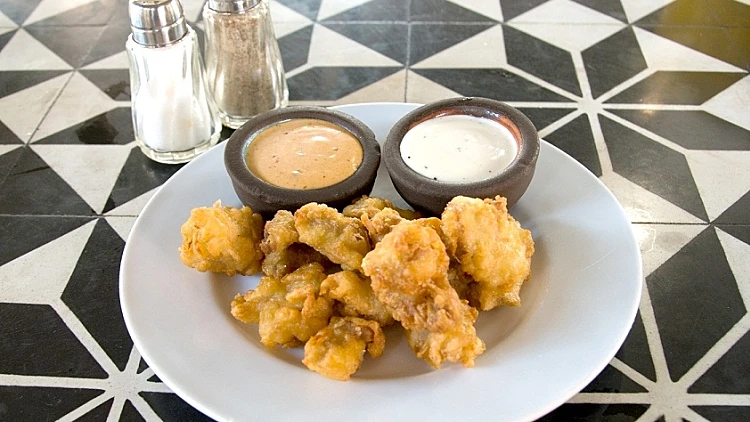 מתכון של פרגית בציפוי פריך ממסעדת ויקי כריסינה למתחם עולם היין, תמונה ראשית ולהפניות