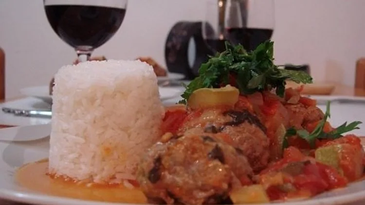 קציצות בקר ברוטב עגבניות, תכני עלייה מתחם יקבי כרמל, תמונה להפניות וראשית בכתבה