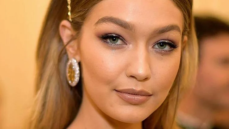 ג'יג'י חדיד בשפתון ניוד, מט גאלה 2018