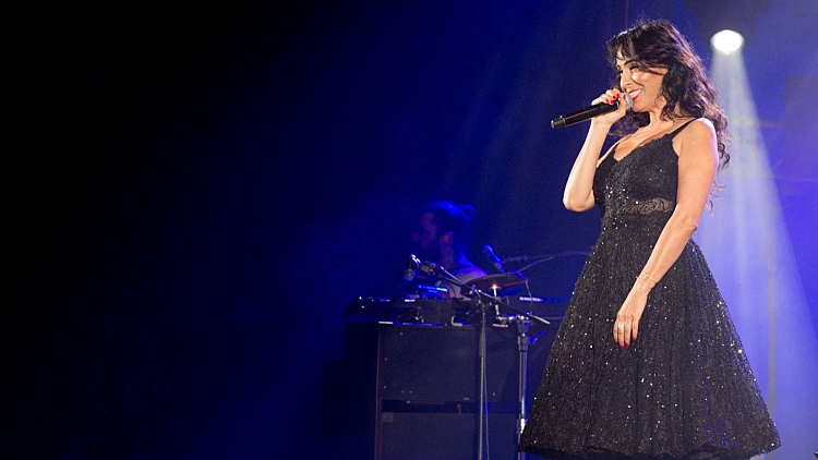 ריטה בשמלה של ענבל דרור