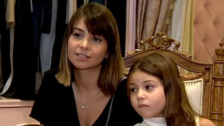 אמא שמלבישה את בתה בסטייל מוגזם