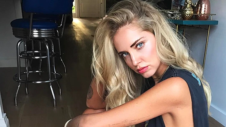 איפה תשיגו את הסניקרס הלבנות הכי יפות?