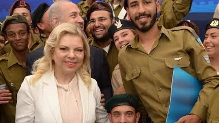 שרה נתניהו בחליפה של קסטרו