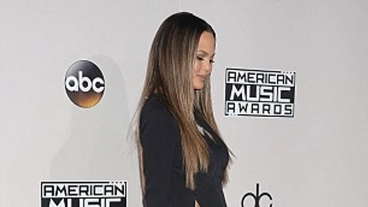 כריסי טיגן לא מוותרת על פריט חשוב