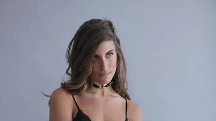 דנה זרמון עם הצ'וקר בעיצובה