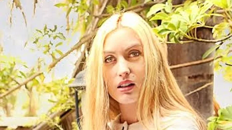 מציצים לארון של שירה מנור