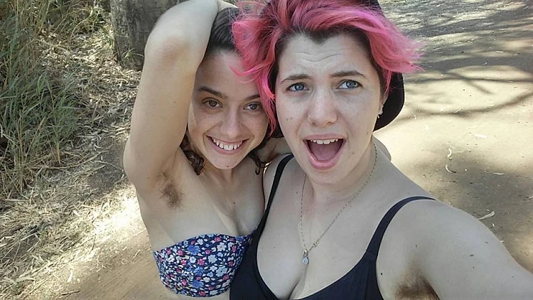 הפעם הראשונה בבגד ים מאז שהפסיקה לגלח