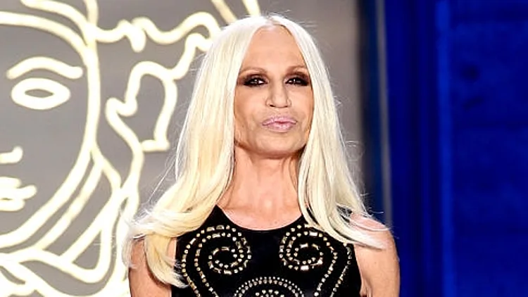 דונטלה ורסאצ'ה לבושה בעיצוב שלה ל-H&M