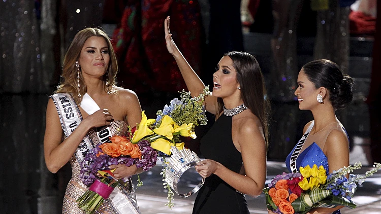 העברת כתר מיס תבל ממיס קולומביה למיס פיליפינים ב-2015