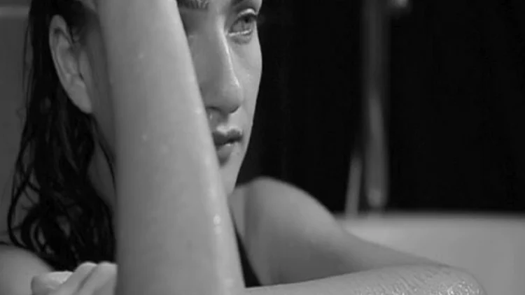 אניה בוקשטיין בסרטון של מעצב האופנה עידן לרוס