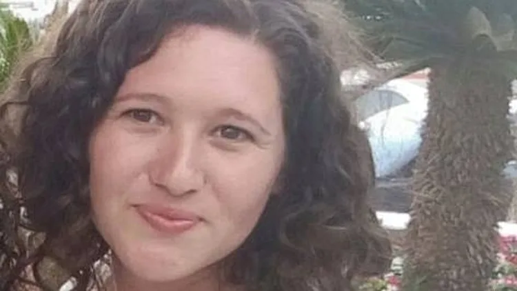 חובה להכיר: צורפת לקוית שמיעה, שמעצבת תכשיטים מדהימים עם מסר בשפת הסימנים