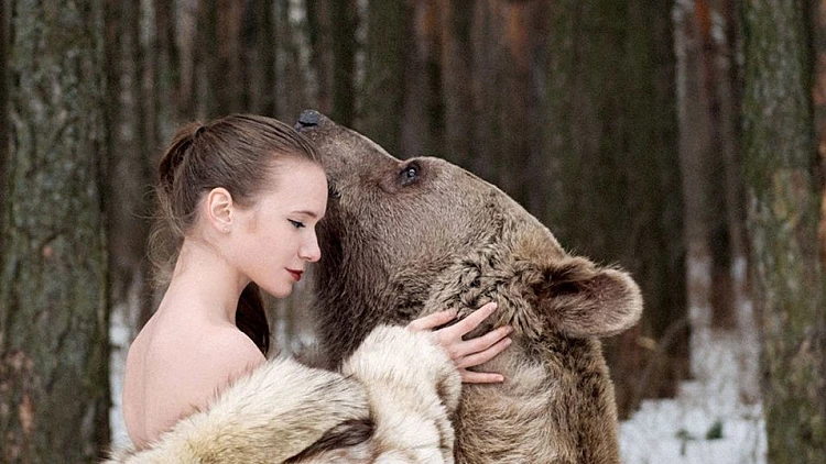 הדוגמנית שהצטלמה עם דובים