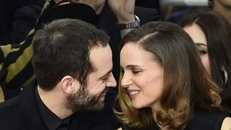 נטלי דדון נתפסה ברגעי אהבה בתצוגה של דיור