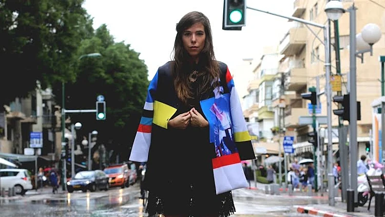 מעילים שגונבים את כל ההופעה