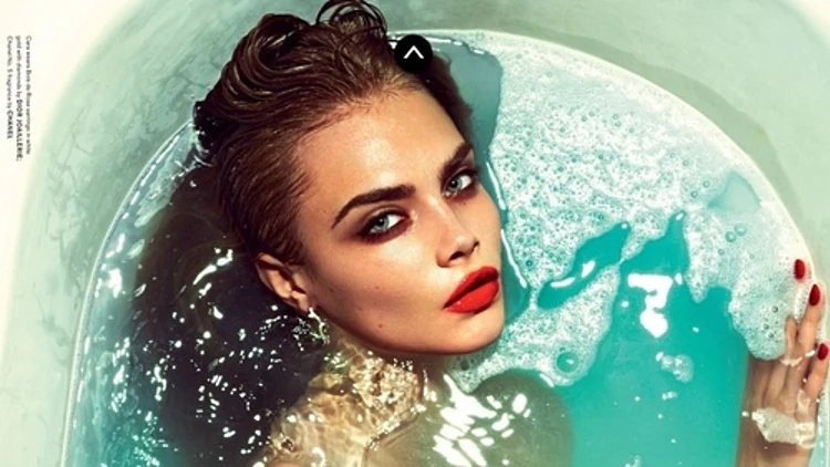 דוגמניות מתפשטות