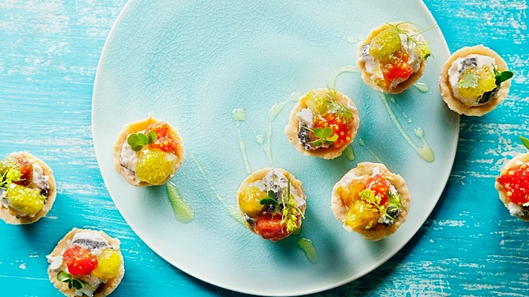 טארטלט גבינות וזרעי עגבניות צבעוניות