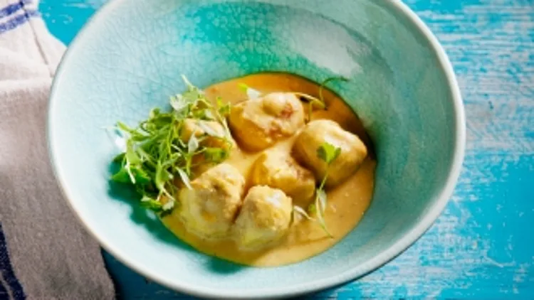 מלאי קופטה עם קארי עגבניות צהובות